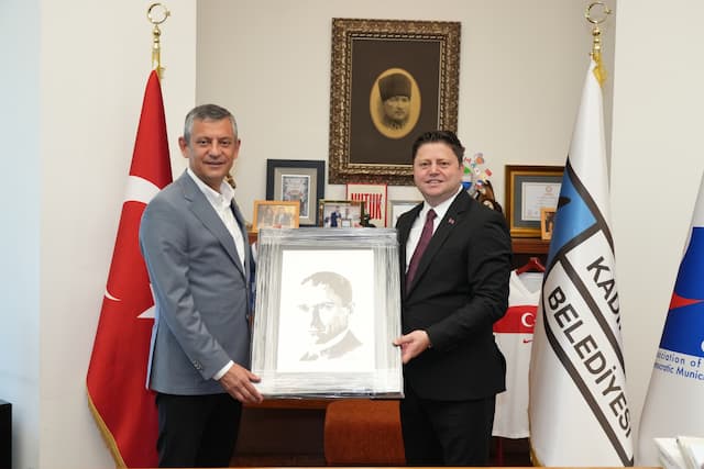 Chp Genel Başkanı Özgür Özel’den Kadıköy Belediyesi’ne Ziyaret