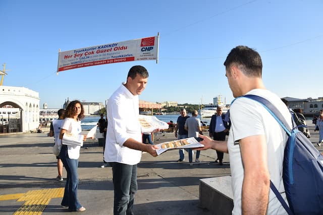 Gazete Kadıköy'ün 1000. Sayısını Dağıtıyoruz